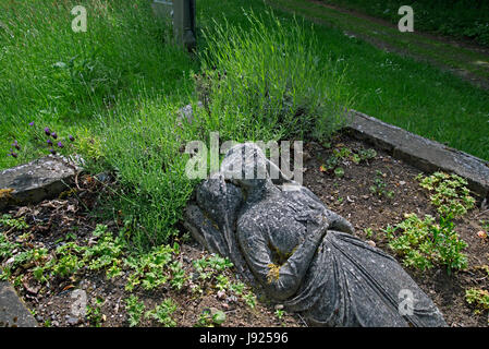 Ciò che rimane della tomba gotica di Mary Ann Robertson (1826-58), Warriston cimitero, Edimburgo. Foto Stock