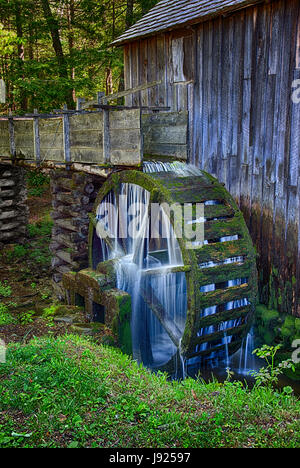 L'acqua scorre ancora e ancora gira la ruota nel secolo (plus) vecchio cavo Grist Mill in Cades Cove sezione delle Great Smoky Mountains National Foto Stock