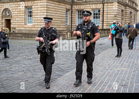 La polizia armati pattugliano la High Street di Edimburgo dopo il livello di minaccia è stata sollevata a 'critici' dopo l attentato a Manchester. Foto Stock