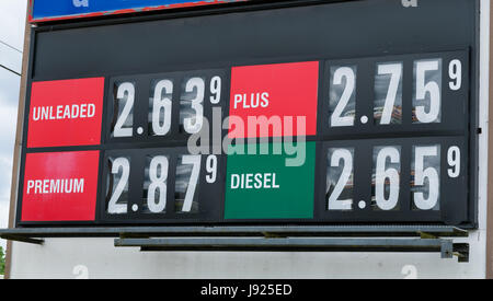 Il prezzo del gas Reader segno alla stazione di rifornimento di carburante Foto Stock