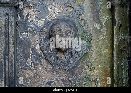 L usurata e weathered dettaglio da un monumento in Greyfriars Kirkyard a Edimburgo, Scozia. Foto Stock