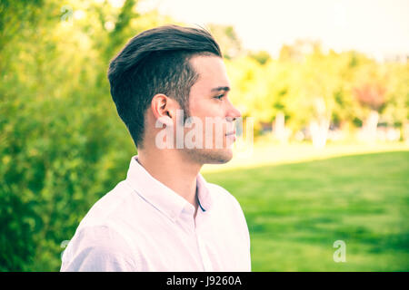 Attraente giovane nel parco della città Foto Stock