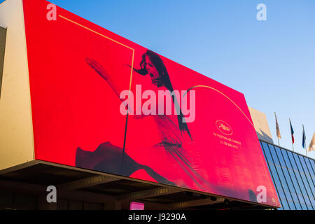 CANNES,Francia - Maggio.20: tabellone ufficiale del settantesimo edizione del festival del cinema di Cannes è visualizzato sul Palais du cinema il 20 maggio 2017 Foto Stock