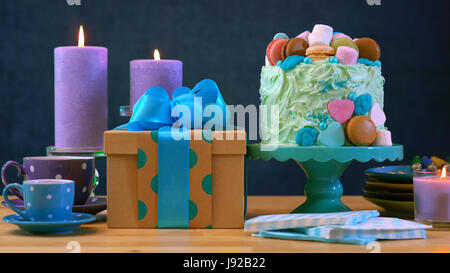 Felice giorno padri o maschile festa di compleanno tabella con impediva di procedere torta decorata con la caramella marshmallows e macarons i cookie. Foto Stock