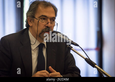 Roma, Italia. Il 30 maggio 2017. Claudio Parisi Presicce durante la conferenza stampa della mostra del pittore Katsushika Hokusai che sarà in mostra a Roma. Il set up sarà da 12/10 a 14/1/2018 presso il Museo dell'Ara Pacis. Credito: Andrea Ronchini/Pacific Press/Alamy Live News Foto Stock