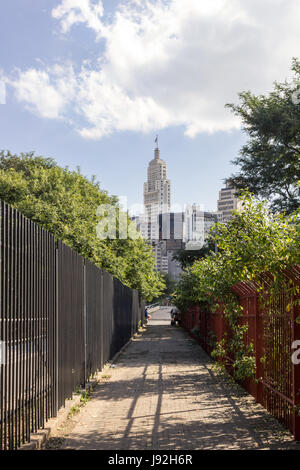 Il Brasile, São Paulo - 14 Maggio 2016: vista del centro di Sao Paulo con il Palazzo Banespa sullo sfondo Foto Stock