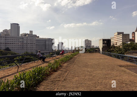 Il Brasile, São Paulo: vista sulla sommità del Centro Cultural Sao Paulo su una soleggiata domenica Foto Stock