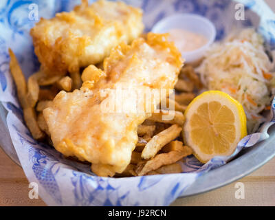 Pesce e patatine (eglefino e patatine) da Grandin Fish 'n' Chips, un popolare pesce e patatine shop in Edmonton, Alberta, Canada Foto Stock