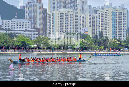 Gara di Dragon Boat è il principale evento del Dragon Boat Festival che cade il quinto giorno del quinto mese del calendario lunare cinese Foto Stock