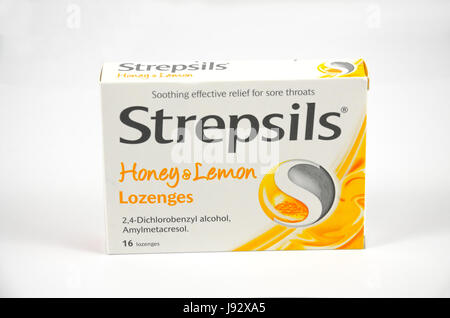 Una scatola di gola Strepsils losanghe isolate contro uno sfondo bianco. Foto Stock