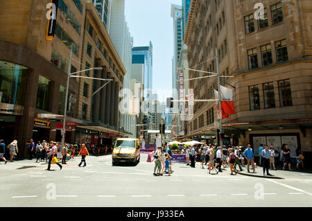 SYDNEY, Australia - 12 dicembre 2016: pedoni e di edifici commerciali su George Street Foto Stock