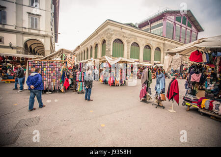 Firenze, Italia --4 novembre 2015 -- eretta nel 1874, la coperta del Mercato Centrale (Mercato Centrale) a Firenze, Italia, è stato rilanciato in primavera 2014 Foto Stock