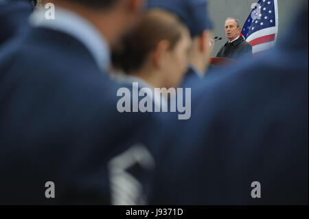 Il sindaco Mike Bloomberg sulla mano come la USS New York, la marina della nuovissima nave fatta di 7.5 tonnellate del World Trade Center di acciaio, rende il modo di Pier 88 nella città di New York. Il 2 novembre 2009.. Credito: Dennis Van Tine/MediaPunch Foto Stock