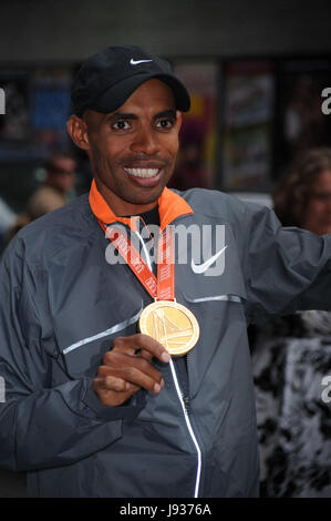 Il pulsante o la barra MEB Keflezighi, 2009 ING New York City Marathon vincitore, al Ed Sullivan Theater per una comparsa sul Late Show con David Letterman a New York City. Il 2 novembre 2009.. Credito: Dennis Van Tine/MediaPunch Foto Stock