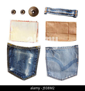 Raccolta di varie parti di jeans, tasche jeans, vuoto etichette jeans, pulsanti, fascette isolate su sfondo bianco Foto Stock