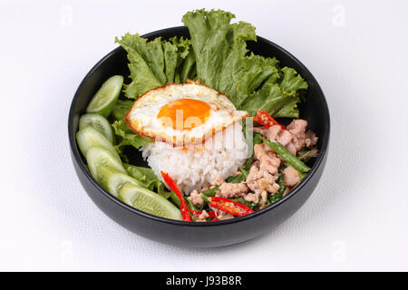 Thai cibi popolari ,di riso al gelsomino e rabboccato agitare - fritte basilico piccante con Gamberetti ,i calamari e pollo croccante e uovo fritto chiamata Kao Pad di Kra Prao Kai. Foto Stock