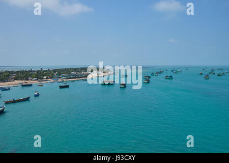 I pescatori e barche in legno in vista del mare dal ponte Pamban, Rameshwaram Foto Stock
