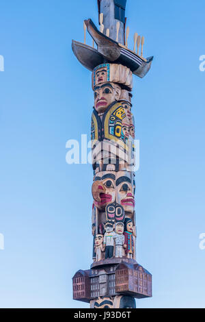 Dettaglio, la riconciliazione del Totem Pole, da Haida maestro intagliatore e Capo ereditario 7idansuu, James Hart, University of British Columbia, Vancouver, Br Foto Stock