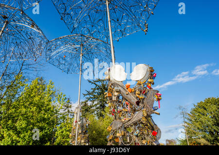 Gli amanti della scultura di bloccaggio chiamato 'l'Amore sotto la pioggia", Queen Elizabeth Park, Vancouver, British Columbia, Canada. Foto Stock