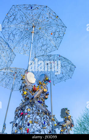 Gli amanti della scultura di bloccaggio chiamato 'l'Amore sotto la pioggia", Queen Elizabeth Park, Vancouver, British Columbia, Canada. Foto Stock