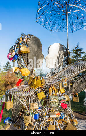 Scultura Lover's Lock chiamata "Love in the Rain", Queen Elizabeth Park, Vancouver, British Columbia, Canada. Foto Stock