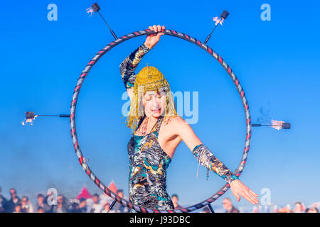 Fire Dancer performance art, Garry Point Park, Richmond, British Columbia, Canada. Foto Stock