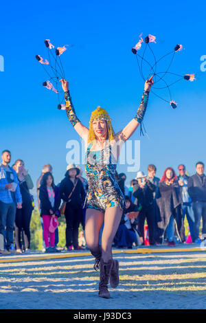 Fire Dancer performance art, Garry Point Park, Richmond, British Columbia, Canada. Foto Stock