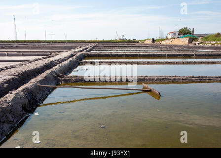 Sale stagni di evaporazione nella fattoria di sale, Aveiro, Portogallo Foto Stock