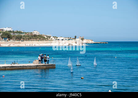 Marsaskala, Malta - 31 Maggio: Gruppo di uomo mini vela Barche a vela dal molo Marsaskala su 31 Maggio 2014 Foto Stock