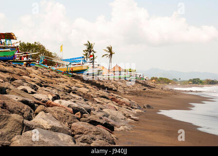 Spiaggia di Lovina con tipiche imbarcazioni indonesiano chiamato jukung, Bali, Indonesia Foto Stock