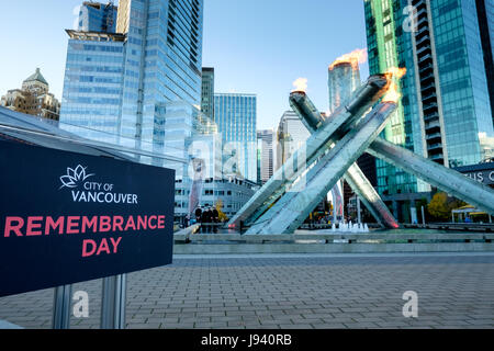 Vancouver, BC, Canada. 11 Novembre, 2014. Giorno del Ricordo cerimonia al Jack Poole Plaza nel centro cittadino di Vancouver. Joe Ng/Alamy Live News Foto Stock