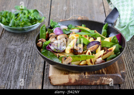 Bavarese dito fritto a forma di gnocchi di patate con verdure Foto Stock