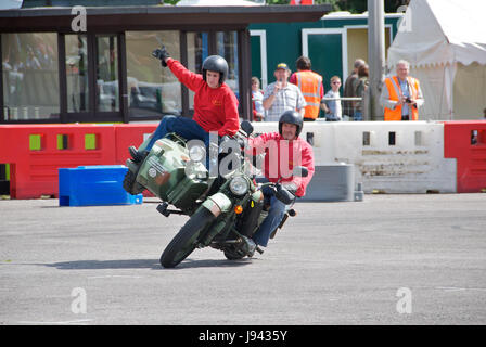 Stunt moto Ural e sidecar al mondo motociclistico mostrano a Beaulieu Motor Museum 2008 Foto Stock