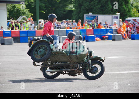 Stunt moto Ural e sidecar al mondo motociclistico mostrano a Beaulieu Motor Museum 2008 Foto Stock