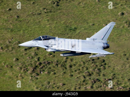 RAF (Eurofighter Typhoon) volare basso livello Foto Stock