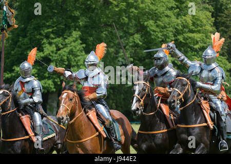 Guerra civile inglese cavalieri a cavallo con spade in corrispondenza di un nodo sigillato rievocazione storica evento. Charlton Park di Malmesbury, Wiltshire, Regno Unito Foto Stock