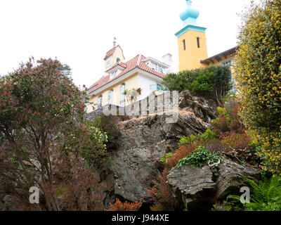 Portmeirion stile Italiano villaggio progettato e costruito da Sir Clough Williams-Elis tra 1925-1975,Gwynedd,north Wales, Regno Unito. Foto Stock