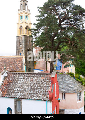 Portmeirion stile Italiano villaggio progettato e costruito da Sir Clough Williams-Elis tra 1925-1975,Gwynedd,north Wales, Regno Unito. Foto Stock