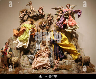 Il Presepe di Napoli si riferisce ai presepi intricati e dettagliati tradizionalmente creati a Napoli, in Italia. Queste scene, con figure a grandezza naturale e ambientazioni elaborate, raffigurano la nascita di Gesù Cristo e sono una parte celebrata delle tradizioni natalizie napoletane. Foto Stock