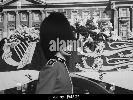 Il funerale della principessa Diana - 6 settembre 1997. Royal guardsman camminano lungo il lato della bara man mano che si avvicina la sfilata delle Guardie a Cavallo. Foto Stock