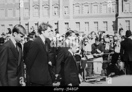 Il funerale della principessa Diana - 6 settembre 1997. Principi William e Harry e Charles, con Charles Spencer a piedi dietro la bara. Foto Stock