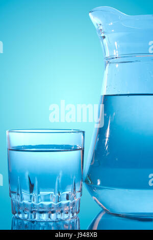 Blu, Vetro, calice, tumbler, bere acqua potabile, bavaglini, ristoro, bevande, Foto Stock