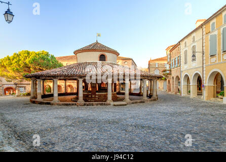 Francia, Tarn et Garonne, Auvillar, etichettati Les Plus Beaux Villages de France, mais circolare Hall e la Halle aux Grains square Foto Stock