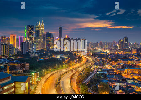 Kuala Lumpur. Immagine di paesaggio cittadino di Kuala Lumpur in Malesia durante il tramonto. Foto Stock
