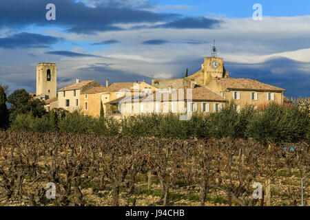 Francia, Vaucluse, Buisson, il villaggio e la vigna in inverno Foto Stock