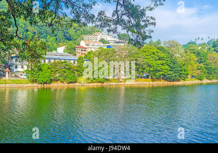 La passeggiata quotidiana attorno al famoso lago Bogambara è il modo migliore per rilassarsi, Kandy, Sri Lanka. Foto Stock