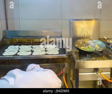 KANDY, SRI LANKA - Novembre 28, 2016: la vista sulla piccola cucina durante la preparazione alimentare, il 28 novembre a Kandy. Foto Stock