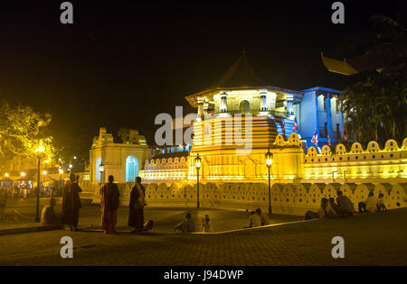 KANDY, SRI LANKA - Novembre 28, 2016: i monaci visita Tempio del Sacro Dente, il 28 novembre a Kandy. Foto Stock