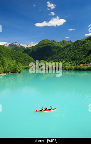 Kayak sul fiume Soca in Most na Soci, Slovenia. Foto Stock