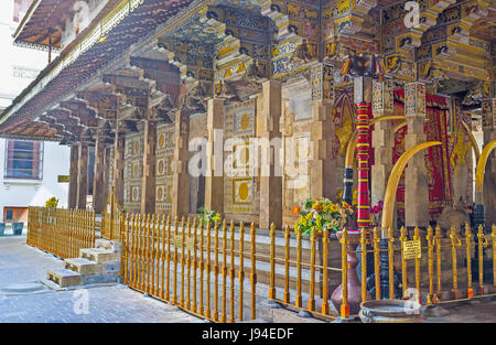 KANDY, SRI LANKA - Novembre 28, 2016: il santuario interno Handun kunama situato nel cortile del tempio del Sacro Dente, il 28 novembre a Kandy. Foto Stock